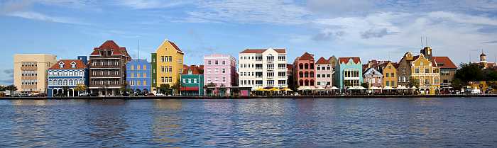 The Handelskade historic waterfront stip (Photo: Curaçao Tourist Board)