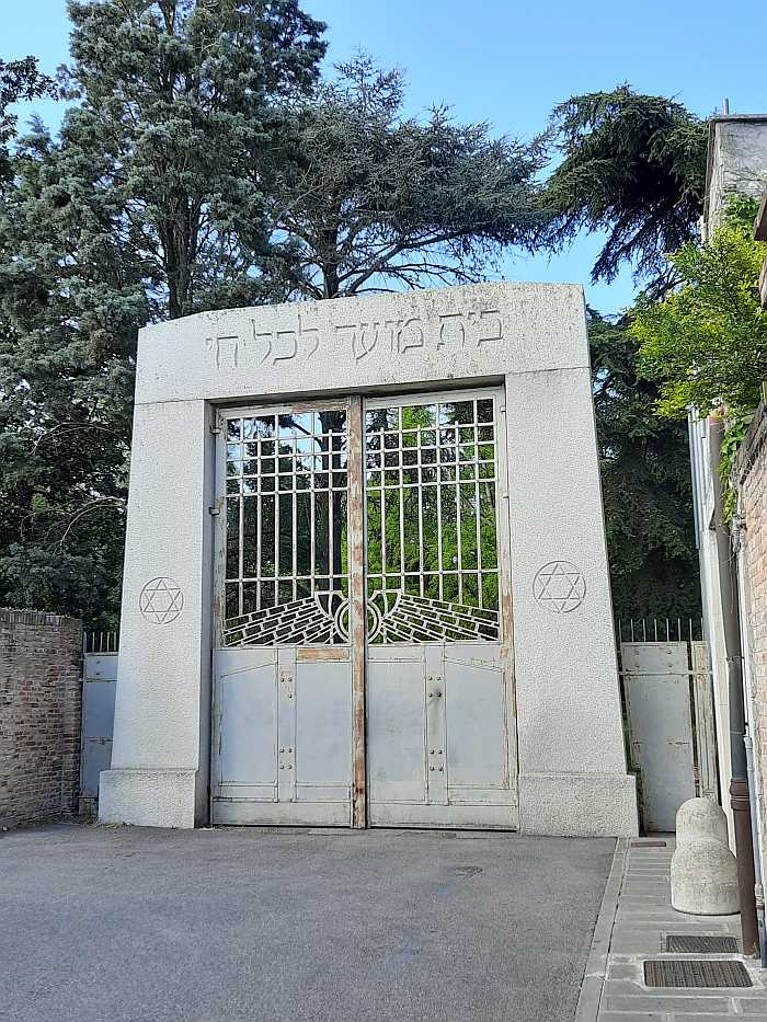 Entrance gate to the Jewish cemetery (Photo: Pietro Migliori)