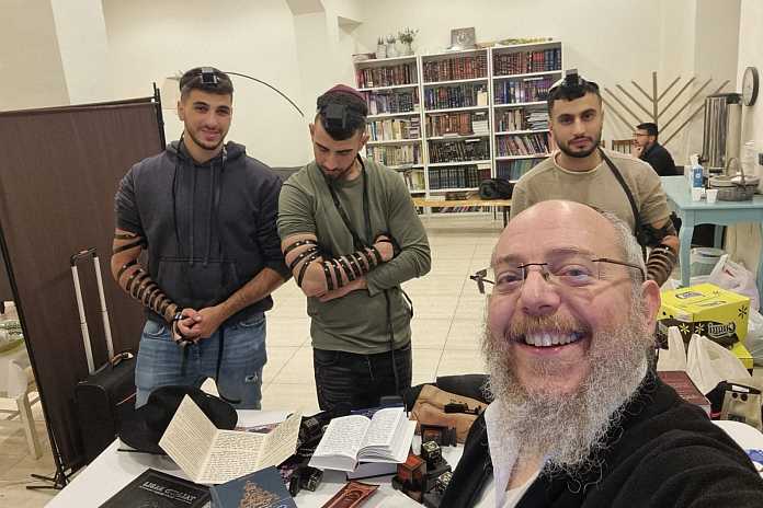 Rabbi Zalman Goldstein with students at the Chabad Madrid (Photo: Rabbi Zalman Goldstein)