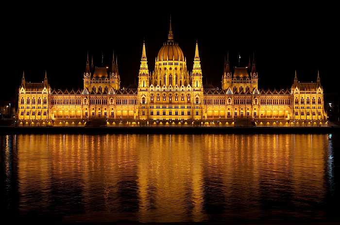 The Hungarian Parliament building in Budapest (Photo: Andrea Medgyesi)