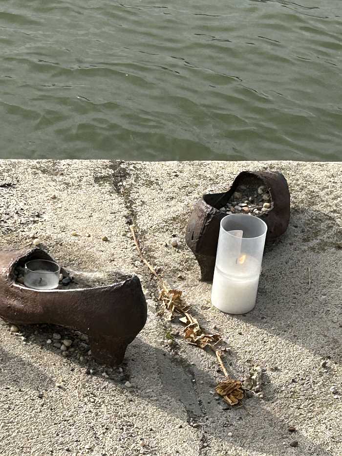 The Shoes Memorial in Budapest (Photo: Andrea Medgyesi)