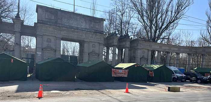 Tents set up by United Hatzalah outside of its headquarters in the center of town in Chisinau equipped with mattresses and generators. (Photo: Volunteers of United Hatzalah)