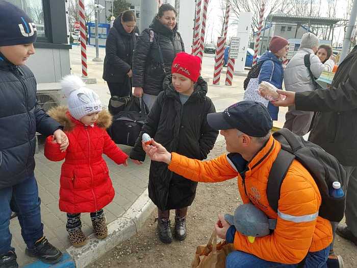 United Hatzalah volunteers greet children with a candy or a small toy. (Photo: Volunteers of United Hatzalah)