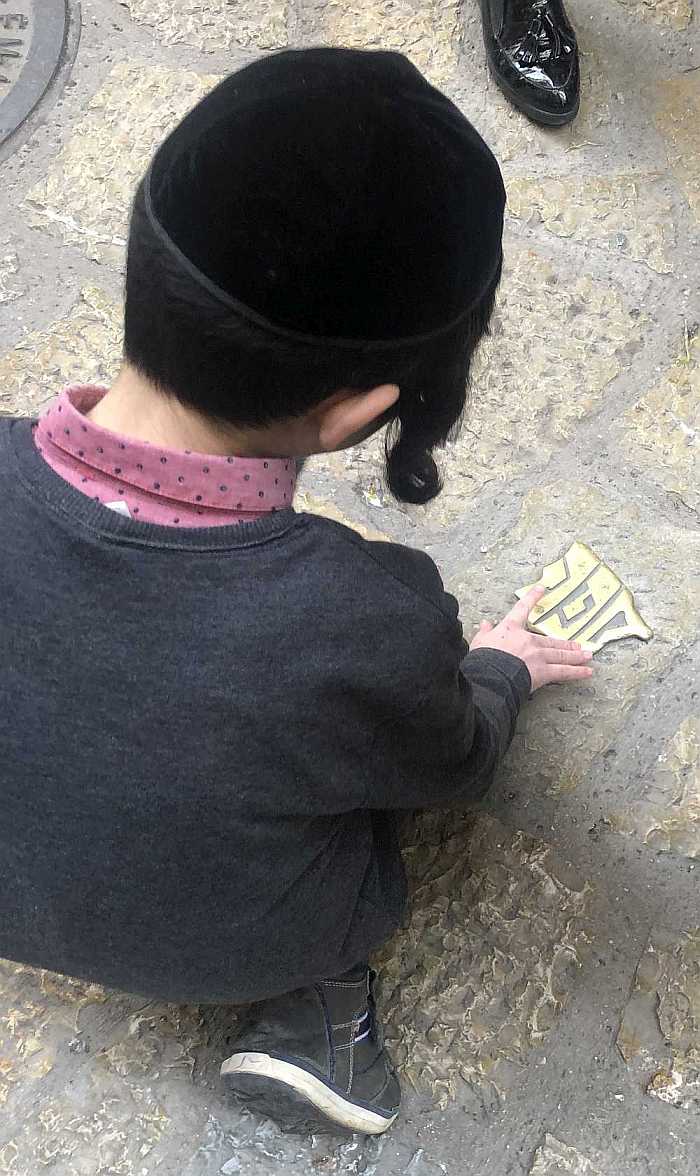 Enjoy a walk and talk experience looking for hidden clues within Palma’s Jewish Quarter (Photo Credit: Dani Rotstein)