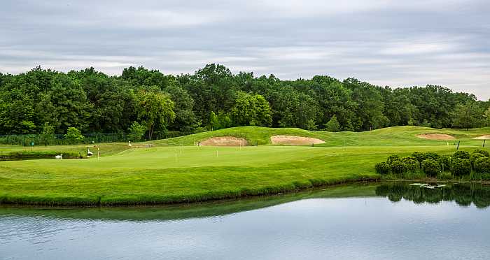 Passover activities - Many Passover programs feature golf courses (Photo: Envato)