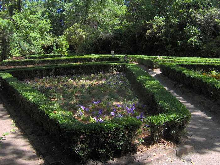 The Flowerdale Garden at Magnolia Plantation (Photo by: Brian Stansberry, CC BY 3.0, via Wikimedia Commons)