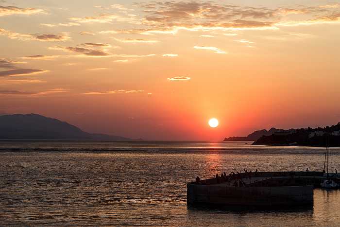 passover in greece - Sunset over the sea in Loutraki (Photo: Envato)