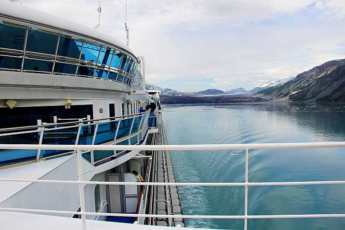 Cruise ship traveling through Glacier Bay Alaska (Photo: Envato)