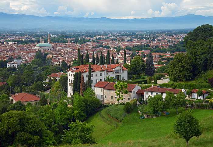 View of Vicenza from Santuario della Madonna di Monte Berico (Photo: Ввласенко, CC BY-SA 3.0, via Wikimedia Commons)