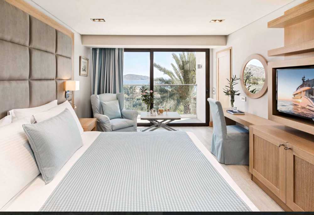 Celebrate Passover 2026 at Elounda Beach Palace in Crete with Odem Traiteur.