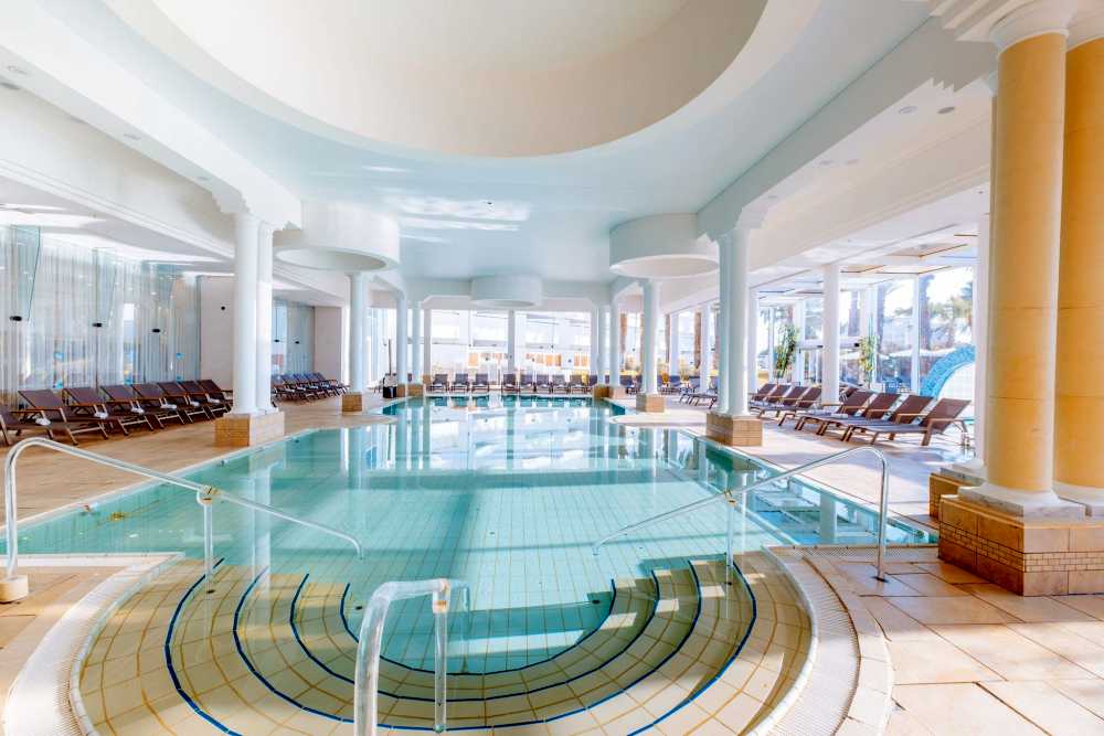 Experience an unforgettable Pesach at the David Dead Sea Resort & Spa with Tour Plus.