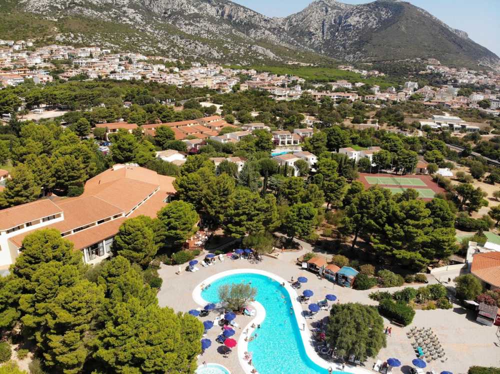 Celebrate Passover 2026 in Sardinia, Italy with D & S Prestige at the four-star Club Esse Palmasera.