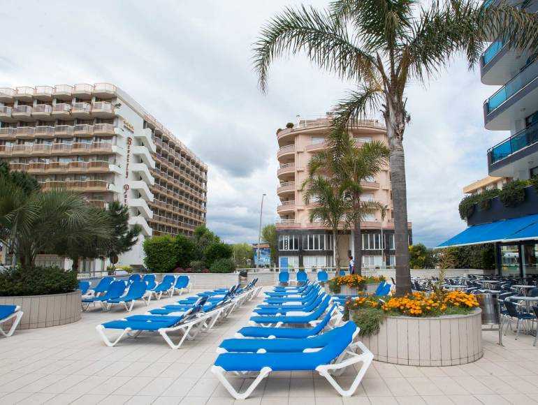 Celebrate Passover 2026 in Blanes, Spain with Loisirel at the 4-star Hotel Blaucel.