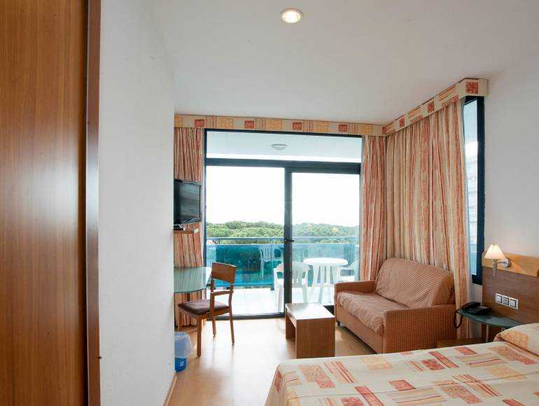 Celebrate Passover 2026 in Blanes, Spain with Loisirel at the 4-star Hotel Blaucel.