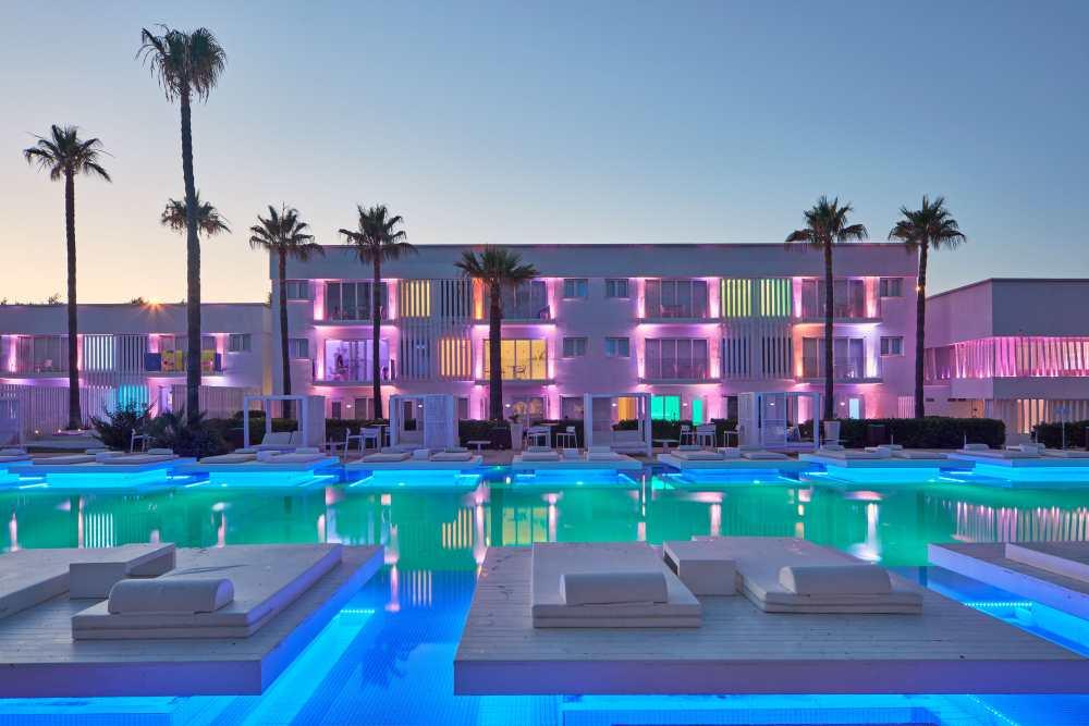 Glatt kosher Pesach hotel on the beach in Cyprus with Kosher Luxury Travel